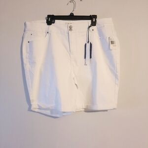 Plus size 24W White Bermuda Shorts